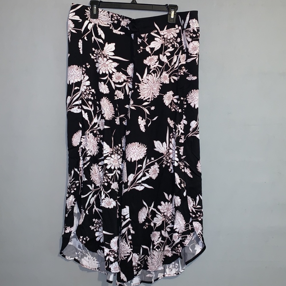 NWOT MAURICES FLORAL GOUCHO CAPRI’S